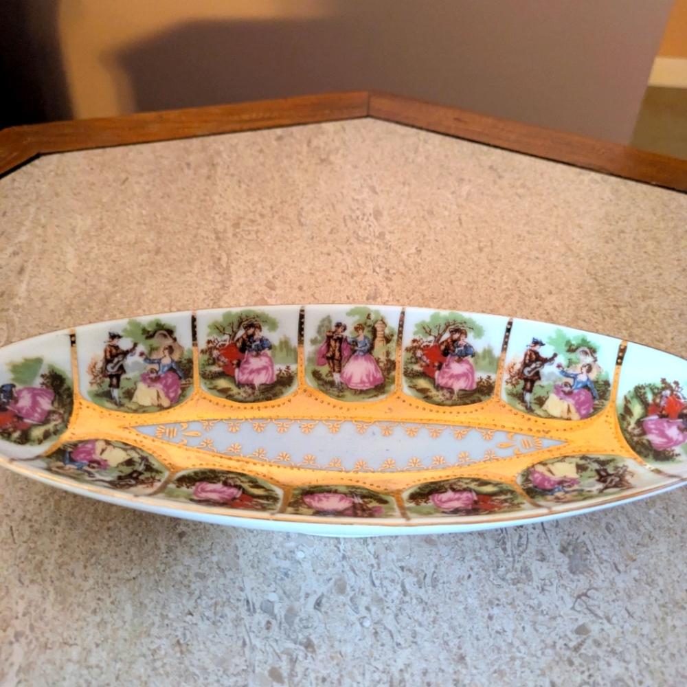 Vintage Arnart Royal Vienna Oval Dish.  Courting Couple Gold Detailing.  55/1102